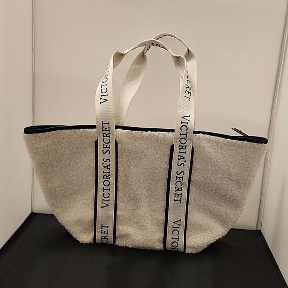 BRAND NEW VICTORIA'S SECRET LARGE TOTE BAG COZY PLUSH SHERPA FLEECE - Picture 9 of 12